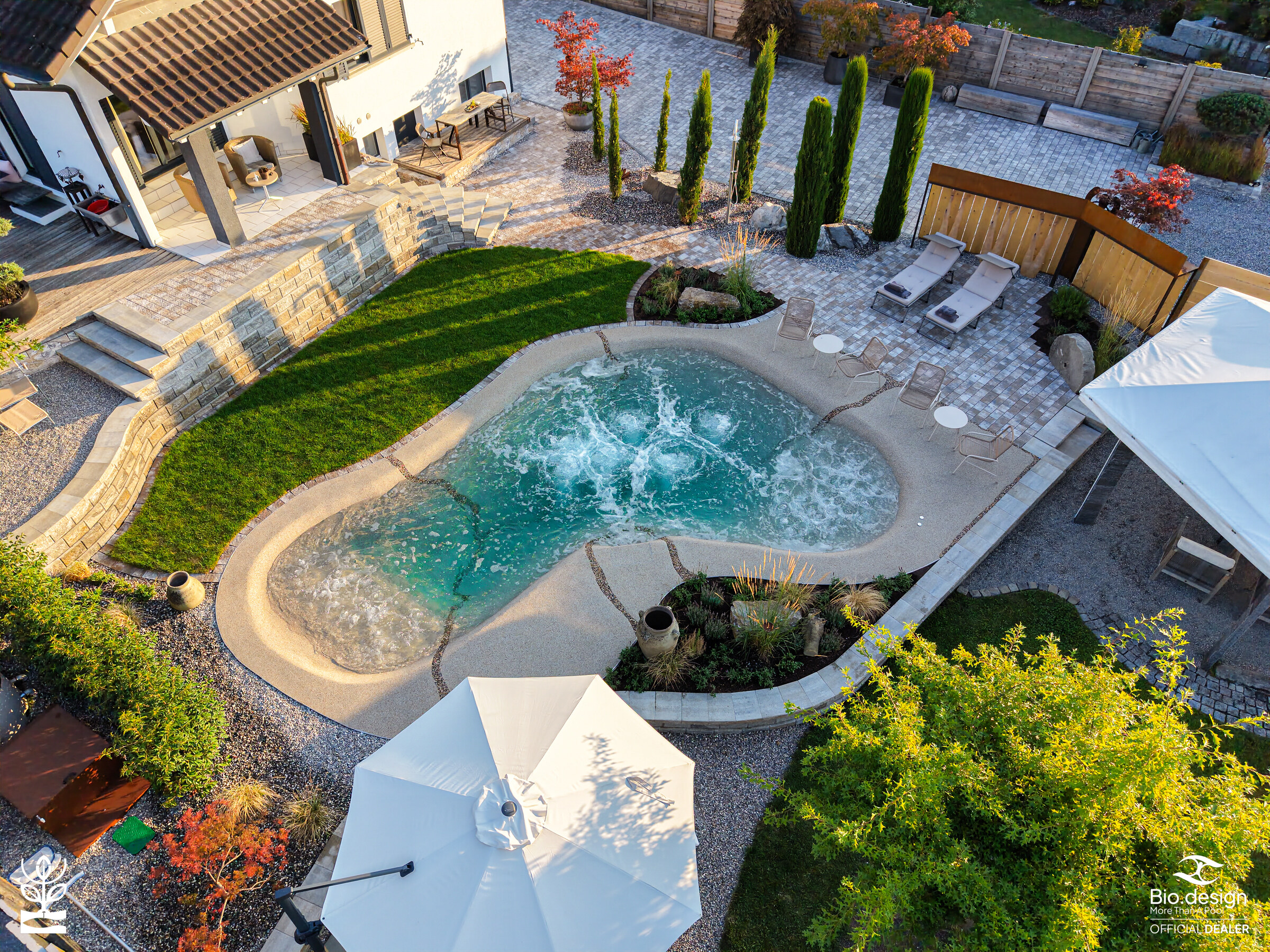 Bio.design Beach-Pool von oben mit sprudelndem Wasser