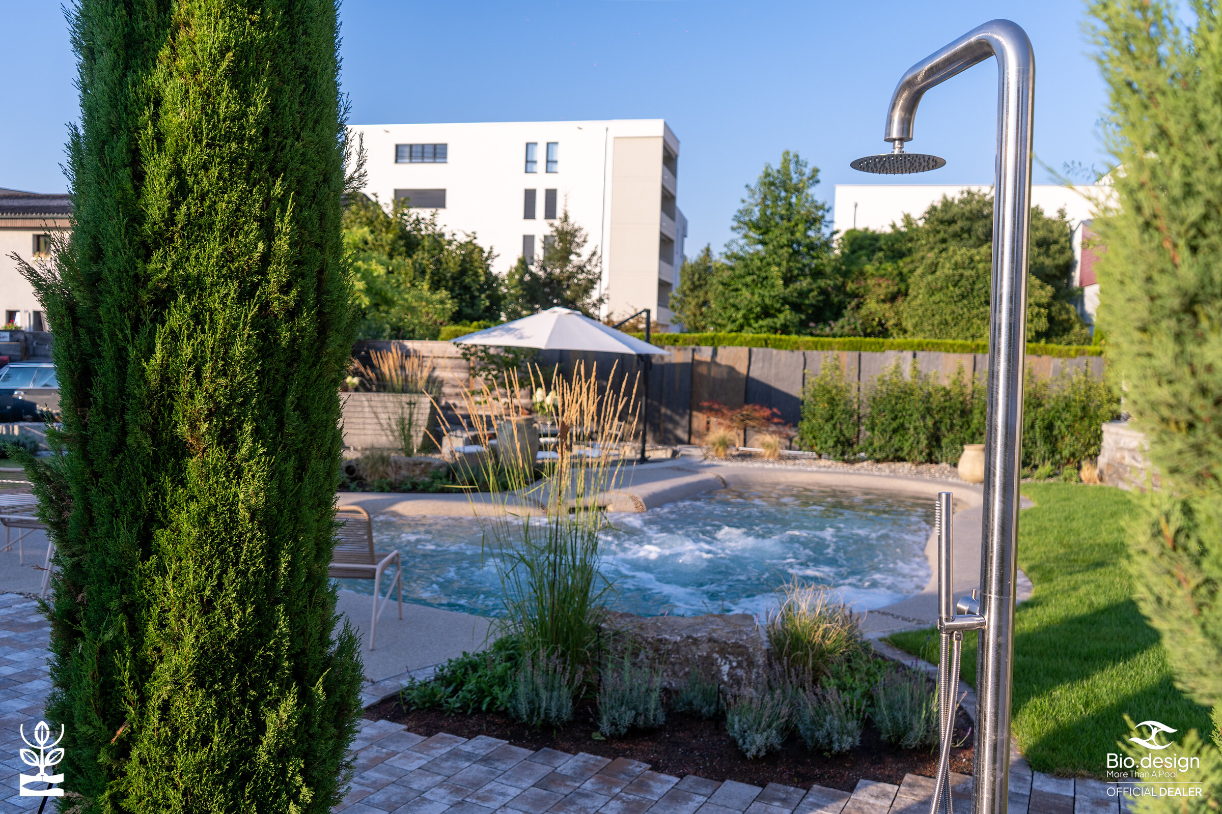 Aussendusche und Pool im Abendlicht